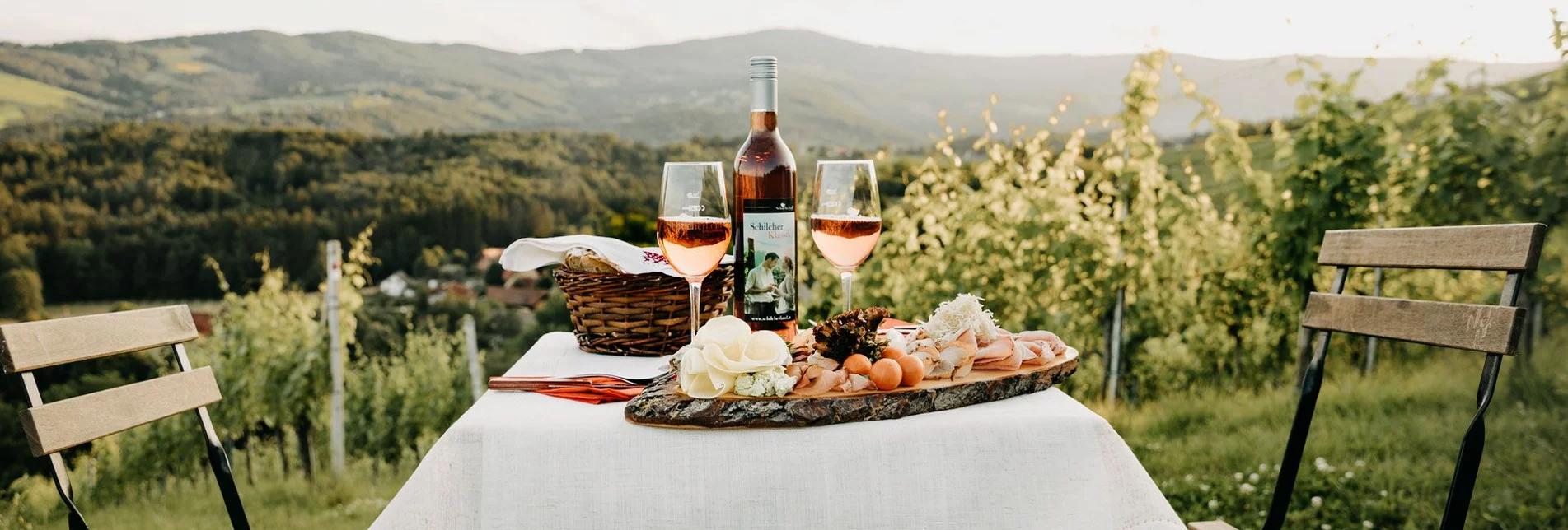 Gedeckter Tisch an der Schilcher - Weinstraße | © TVB Südsteiermark | Nadine Geuter Photography