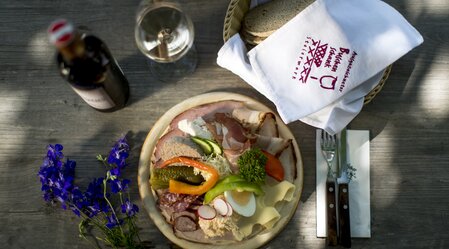 Brettljause im Buschenschank  | © TVB Südsteiermark | Tom Lamm
