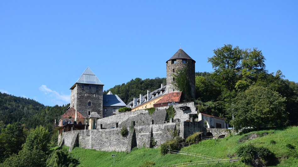 Mittelalterliche Burg im Sonnenschein
