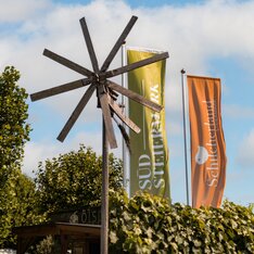 Zwei Fahnen wehen vor dem Campingplartz Eibiswald
