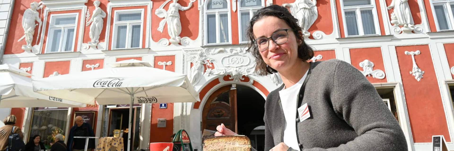 Sophie bei Kaffee und Kuchen vor dem Hacklhaus in Leoben | © Erzberg Leoben | Manfred Wegscheider Sophie bei Kaffee und Kuchen vor dem Hacklhaus in Leoben | © Erzberg Leoben | Manfred Wegscheider