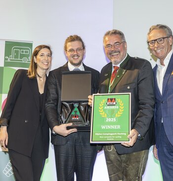 Bei der Verleihung des ACSI Awards 2025 (v.l.n.r.): [Dilek Özan, Acsi – Rainer und Bernd Pfandl, 50plus Campingpark Fisching – Ramon van Reine CEO ACSI