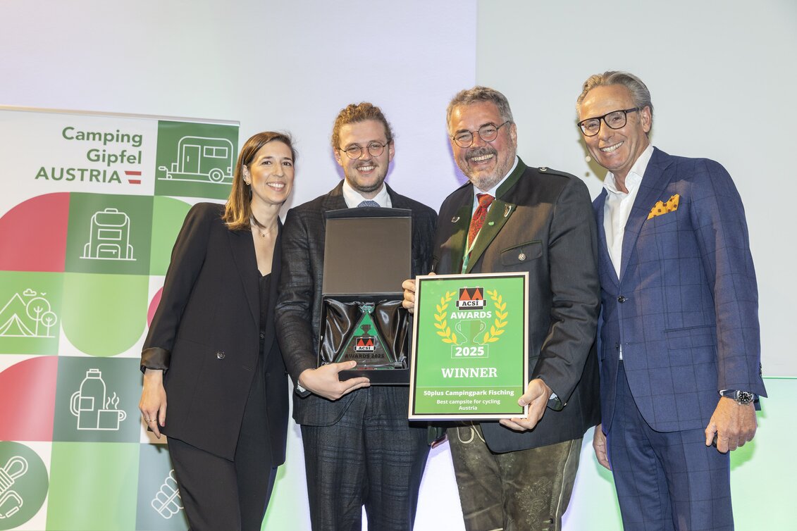 At the presentation of the ACSI Award 2025 (from left to right): [Dilek Özan, Acsi - Rainer and Bernd Pfandl, 50plus Campingpark Fisching - Ramon van Reine CEO ACSI | © www.fotofischer.at | Foto Fischer