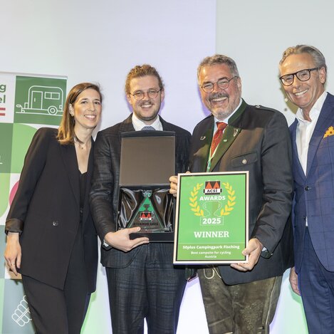 At the presentation of the ACSI Award 2025 (from left to right): [Dilek Özan, Acsi - Rainer and Bernd Pfandl, 50plus Campingpark Fisching - Ramon van Reine CEO ACSI | © www.fotofischer.at | Foto Fischer