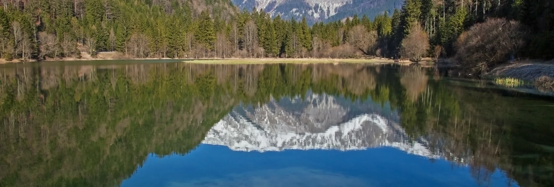 Eine See im Hintergrund ein Bergmassiv
