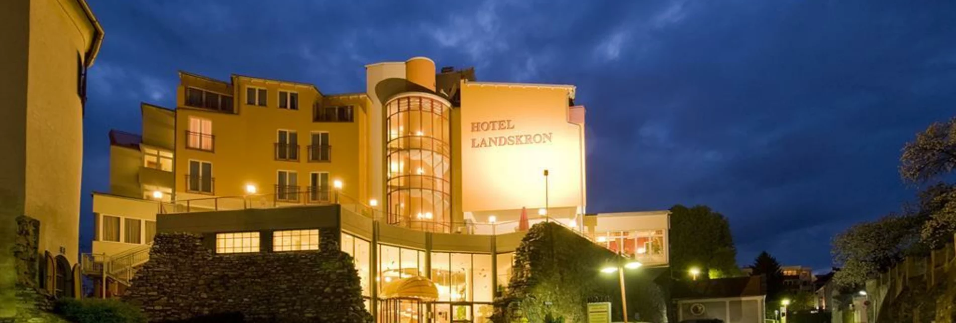 Die Hotelansicht mit dem Eingangsbereich bei Nacht