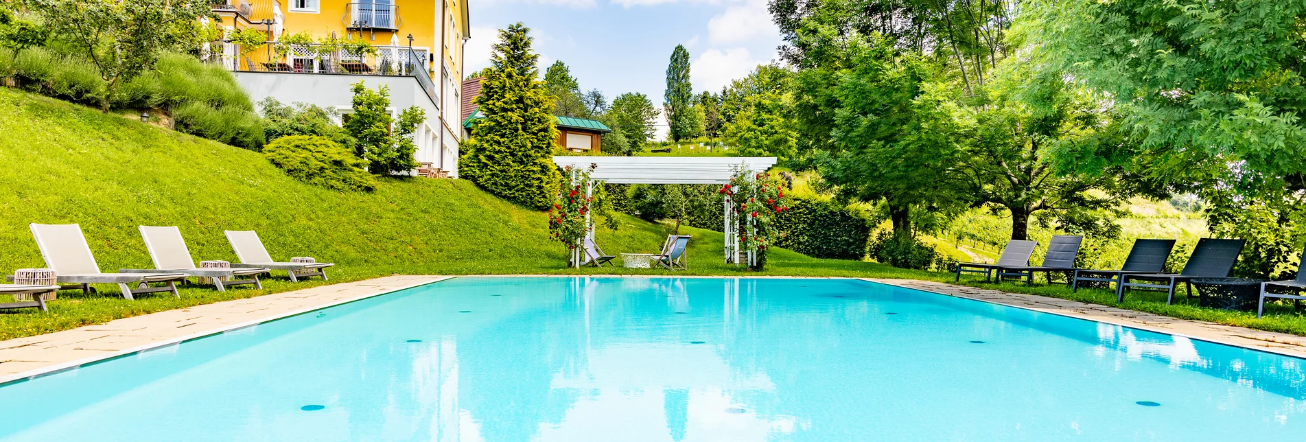 Großzügiger Pool mit Liegewiese | © Gut Moser