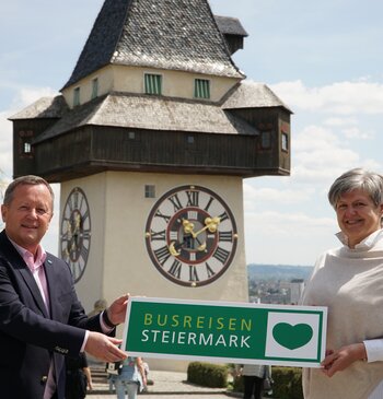 Übergabe von Busreisen Steiermark durch Erich Neuhold an Gabriele Grandl | © Busreisen Steiermark