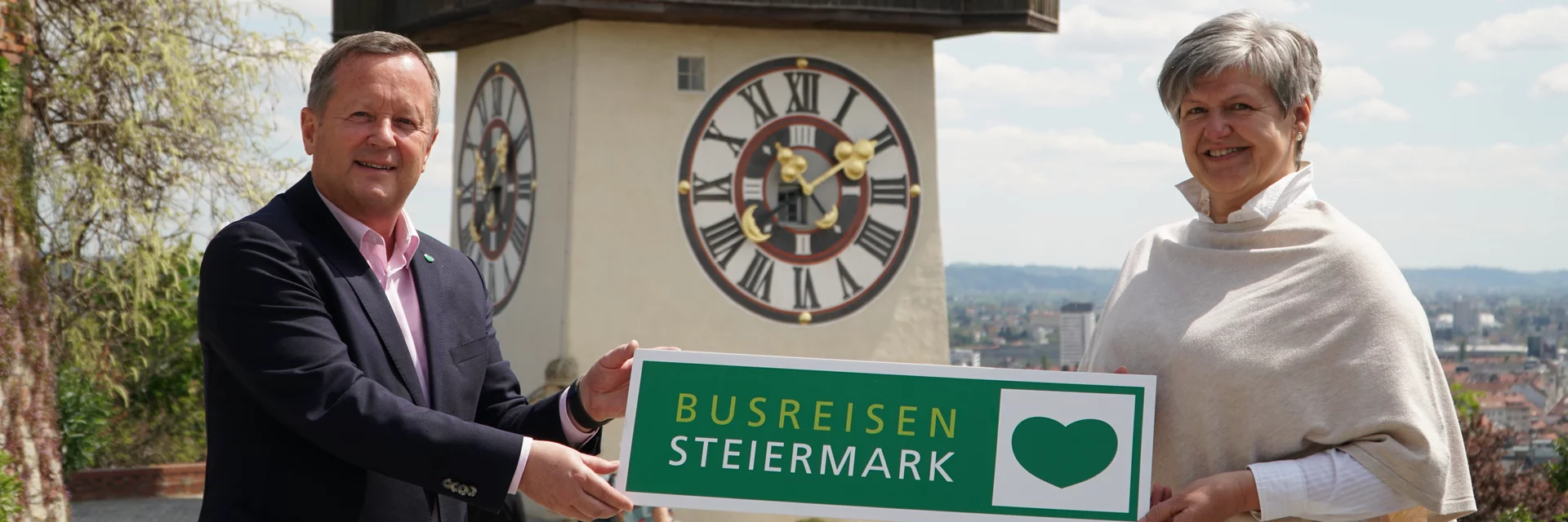 Übergabe von Busreisen Steiermark durch Erich Neuhold an Gabriele Grandl | © Busreisen Steiermark | Gabriele Grandl | © Busreisen Steiermark Übergabe von Busreisen Steiermark durch Erich Neuhold an Gabriele Grandl | © Busreisen Steiermark | Gabriele Grandl | © Busreisen Steiermark
