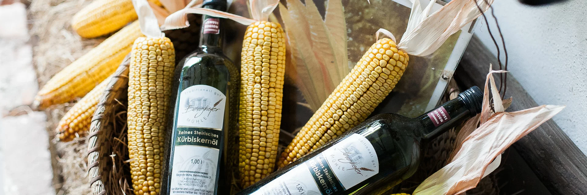 Kürbiskernöl in der Flasche | © Busreisen Steiermark | Alexander Rauch | © Busreisen Steiermark Kürbiskernöl in der Flasche | © Busreisen Steiermark | Alexander Rauch | © Busreisen Steiermark