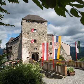 Eingangstor der Burg Oberkapfenberg mit hölzerner Zugbrücke im Vordergrund | © Burg Oberkapfenberg