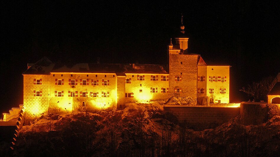 Burg Strechau bei Nacht