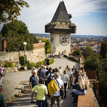 Gruppe spaziert über den Grazer Schlossberg zum Uhrturm hinunter | © Graz Tourismus