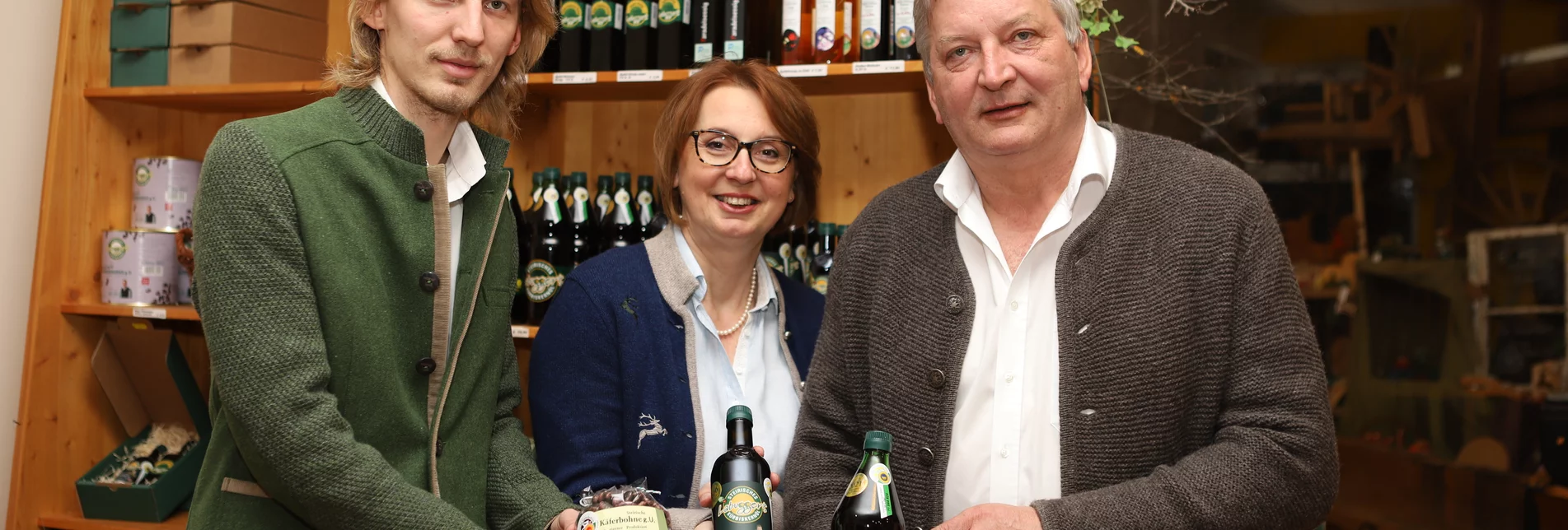 Familie Labugger präsentiert die Produkte der Ölmühle im Shop | © Ölmühle Labugger