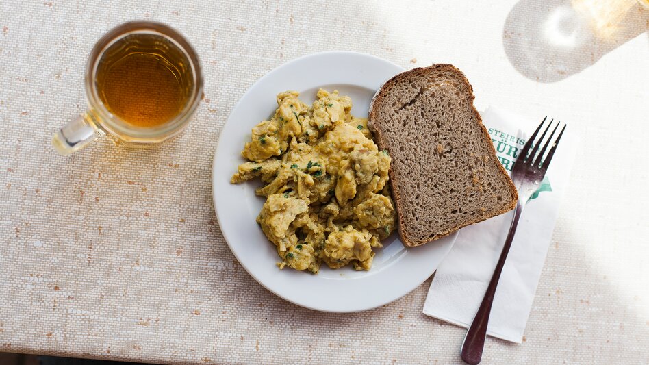 Kürbiskernöleierspeise mit Bauernbrot