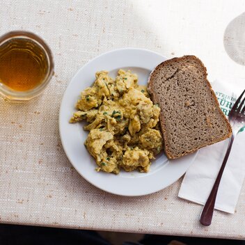 Kürbiskernöleierspeise mit Bauernbrot | © Busreisen Steiermark