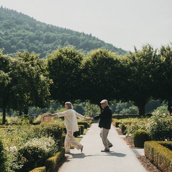 Spaziergang durch die Gartenanlage von Herberstein | © Genusscard STMK
