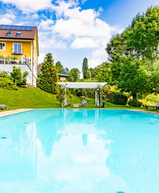 Großzügiger Pool mit Liegewiese | P.O.M. Werbeagentur | © Gut Moser