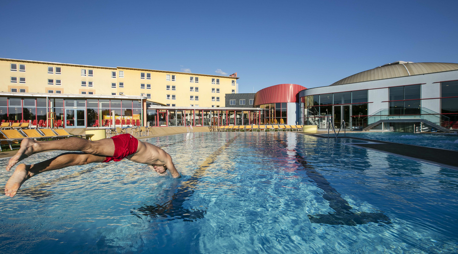 Sprung ins Wasser  | © H²0 Hotel-Therme-Resort 