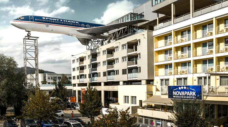 Flugzeug auf dem Hoteldach | © NOVAPARK Flugzeughotel 