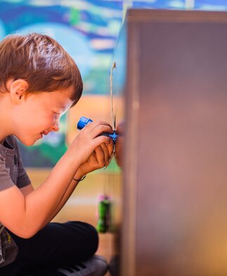 Interaktives Erkunden im NaturLese-Museum | Raphael Sperl | © Naturpark Zirbitzkogel Grebenzen