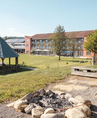 Überblick mit Feuerstelle | © Hotel JUFA | Thomas Leibetseder