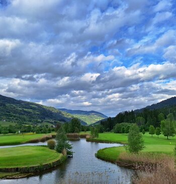 Ausblick auf den Golfplatz mit schöner Bergkulisse vom Zimmerbalkon. Pension Zechnerhof in Murau.