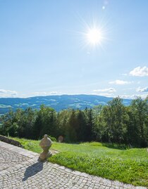 Blick von der  Wallfahrtskirche Pöllauberg ins Tal in der Oststeiermark | © Oststeiermark Tourismus | Helmut Schweighofer | © Oststeiermark Tourismus