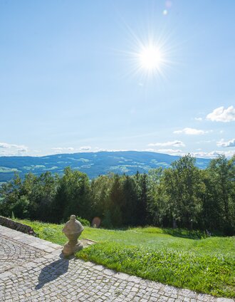 View from the Pöllauberg pilgrimage church into the valley in Eastern Styria | Helmut Schweighofer | © Oststeiermark Tourismus