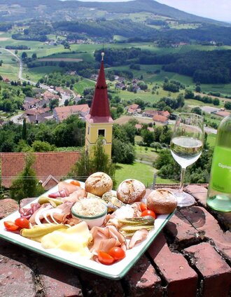 Ausblick von Schloss Kapfenstein in die Region | Christian Knittelfelder | © Thermen- & Vulkanland