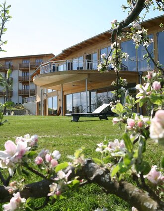RETTER Bio-Natur-Resort, Aussenansicht mit Frühlingsblüte in der Oststeiermark | RETTER Bio-Natur-Resort | © Oststeiermark Tourismus