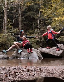Familie auf Steinen im Bach bei einer Wanderung im Wald | © TVB Südsteiermark/Nadine Geuter | Nadine Geuter | © TVB Südsteiermark/Nadine Geuter