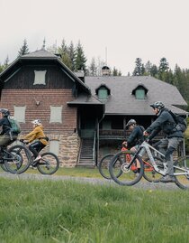 Radfahrer auf der Thalberger Schwaig in der Oststeiermark | © Verein Tourismusentwicklung Steirischer Wechsel | Roastmedia | © Verein Tourismusentwicklung Steirischer Wechsel