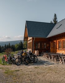 Radfahrer auf der Glatzl Trahütten Alm in St. Lorenzen am Wechsel in der Oststeiermark | © Verein Tourismusentwicklung Steirischer Wechsel | Roastmedia | © Verein Tourismusentwicklung Steirischer Wechsel