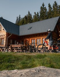 Radfahrer auf der Glatzl Trahütten Alm in St. Lorenzen am Wechsel in der Oststeiermark | Verein Tourismusentwicklung Steirischer Wechsel