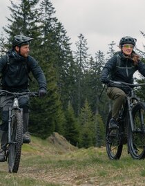 Radfahrer auf den Steirischen Wexl Trails in der Oststeiermark | © Verein Tourismusentwicklung Steirischer Wechsel | Roastmedia | © Verein Tourismusentwicklung Steirischer Wechsel