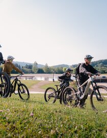 Radfahrer am Badesee in Pinggau in der Oststeiermark | © Verein Tourismusentwicklung Steirischer Wechsel | Roastmedia | © Verein Tourismusentwicklung Steirischer Wechsel