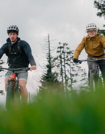Radfahrer auf den Steirischen Wexl Trails in der Oststeiermark | © Verein Tourismusentwicklung Steirischer Wechsel | Roastmedia | © Verein Tourismusentwicklung Steirischer Wechsel