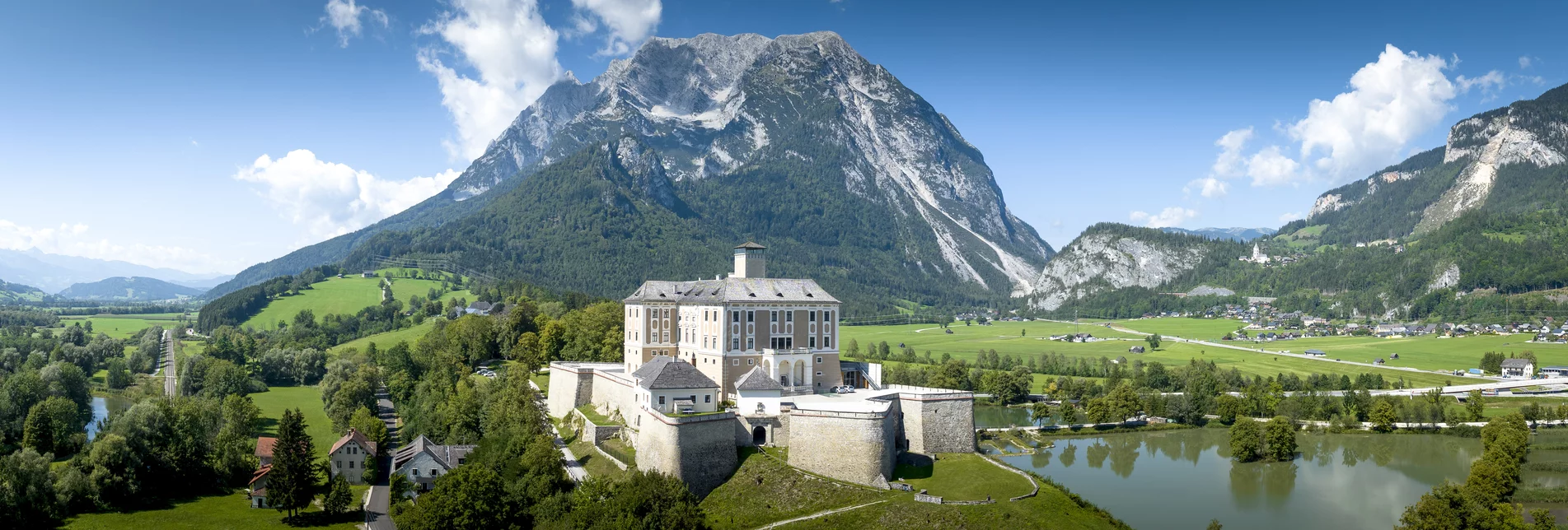 Schloss Trautenfels mit Grimming im Hintergrund | © STG | Tom Lamm