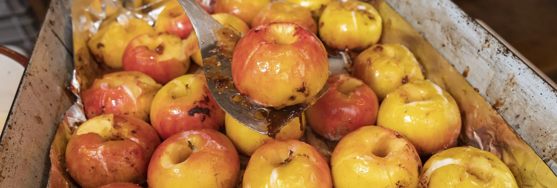 roast apples (Austrian Open Air Museum Stübing close to Graz) | © Steiermark Tourismus | Harry Schiffer