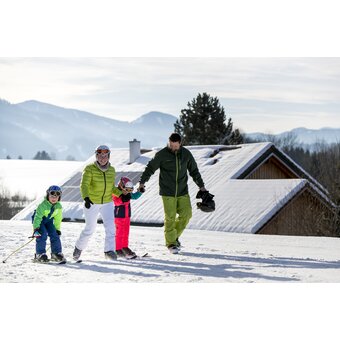 Skifahrer-Familie in der Schwabenbergarena in Turnau | © STG | Tom Lamm