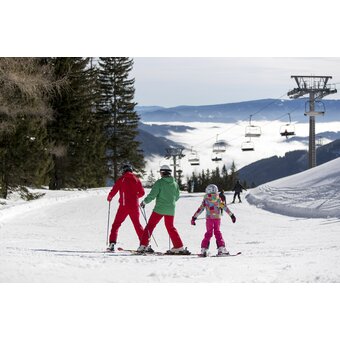 Skifahren lernen mit Skilehrer auf der Brunnalm | © STG | Tom Lamm