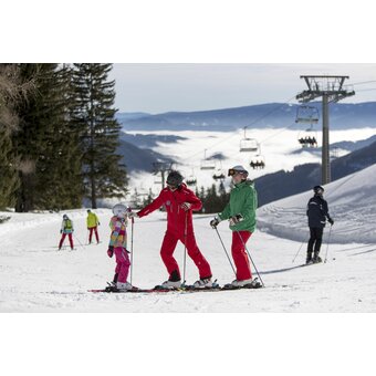 Skifahren lernen mit Skilehrer auf der Brunnalm | © STG | Tom Lamm