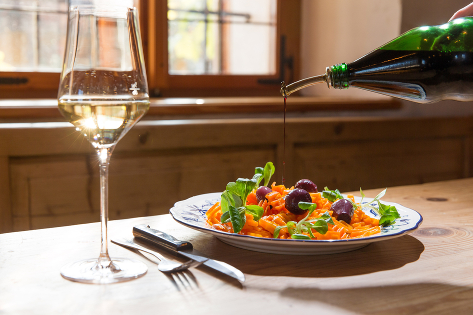 Vegane Buschenschankjause: Rotweinschalotten auf süß-würzigen Karotten im Weingut Kögl (Südsteiermark) | © STG | Harry Schiffer