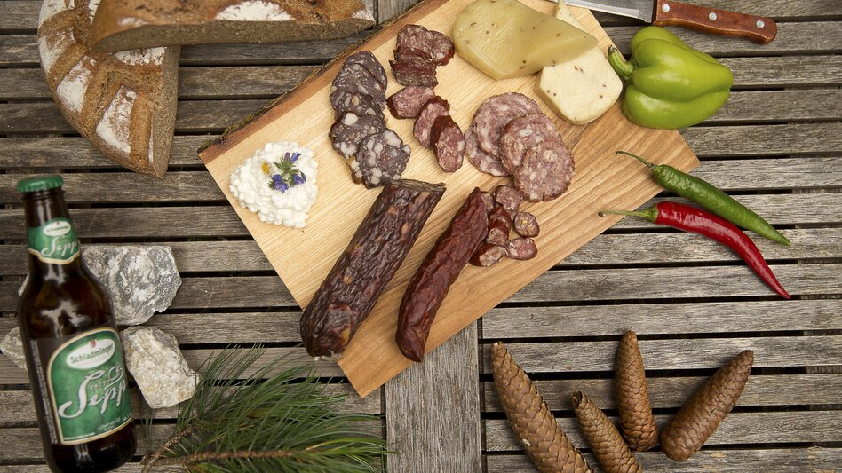 Biobrot aus der Ramsau, Würste aus dem Gesäuse, Murtaler Steirerkäs, Schladminger Bier. Die Wanderoute "Vom Gletscher zum Wein" macht hungrig und durstig.