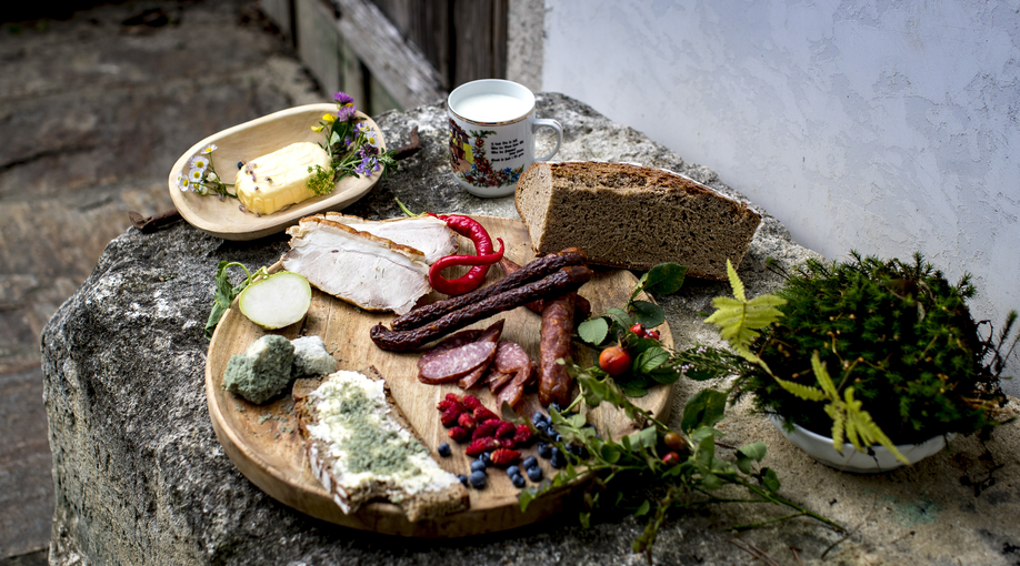 Die kulinarische Steiermark: Steirerkäs, Speck, Würstel, Almbutter, Bauernbrot, Milch - die Region Schladming-Dachstein