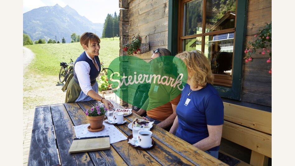 Hostess serves her guests | © Schladming Dachstein | Supersusi.com