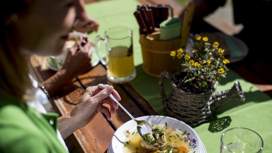 Kaspressknödelsuppe auf der Putzentalalm | © STG | Tom Lamm