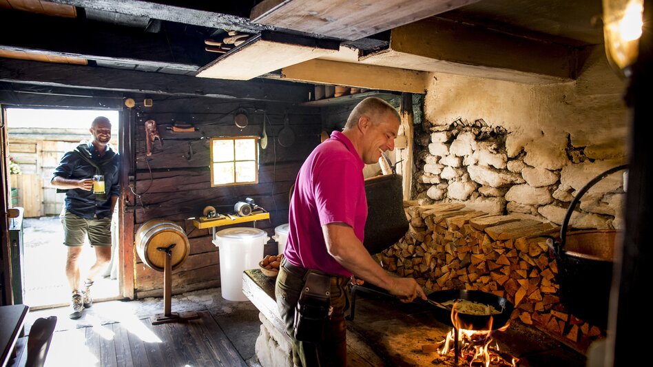 Kaiserschmarrn am offenen Feuer auf der Putzentalalm | © STG | Tom Lamm