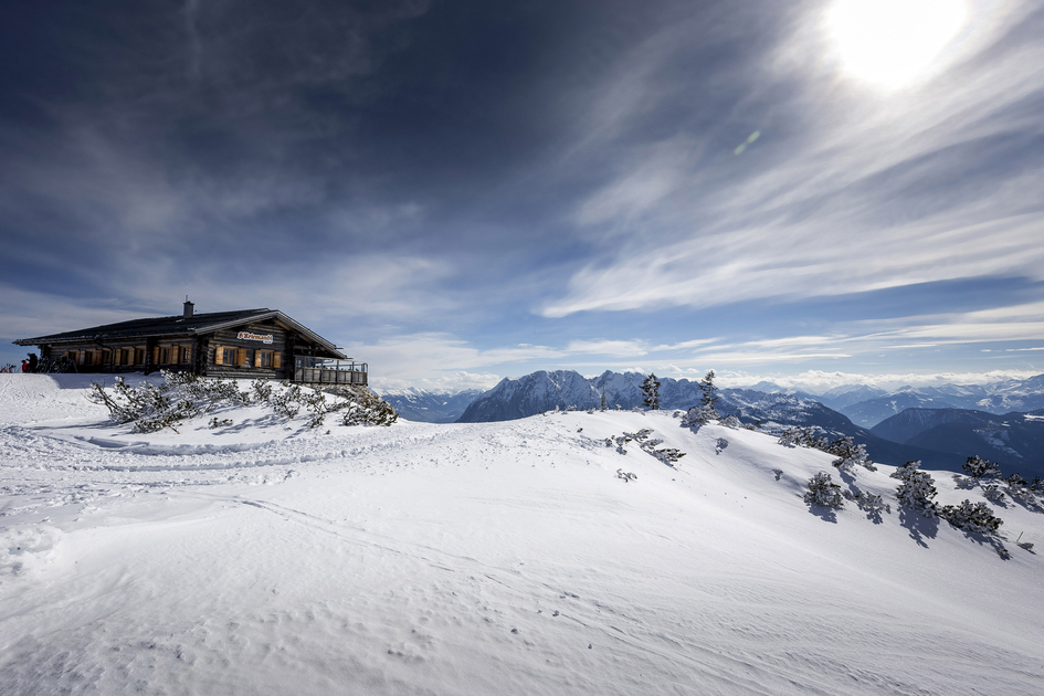 Winterwandern mit Aus- und Weitblicken auf der Tauplitz, Kriemandl-Hütte auf 1880 m Seehöhe, Ausseerland | © STG | Tom Lamm